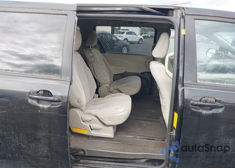 2012 Toyota Sienna Le 8 Passenger z USA, uszkodzony, nr VIN 5TDKA3DC1CS009352